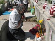 VS Nguyễn Ngọc Nội làm lễ tại mộ Sư tổ (có tượng đồng Sư tổ)